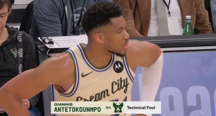 世界杯客户端升级说明-看不到一点希望！字母哥拿球怒砸篮架泄愤吃到技犯