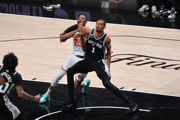 世界杯客户端升级说明-NBA|布伦森带伤轰下30+3,尼克斯取得总决赛开门红|马刺|三分球|唐斯|圣安东尼奥马刺队|纽约尼克斯队_新浪体育_新浪新闻