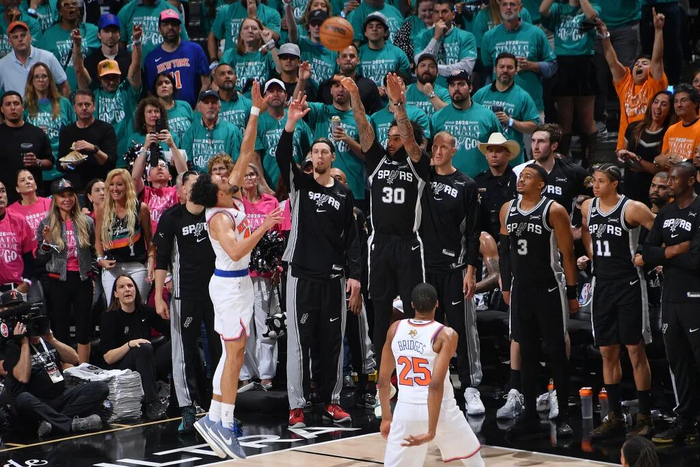 世界杯客户端升级说明-NBA|布伦森带伤轰下30+3,尼克斯取得总决赛开门红|马刺|三分球|唐斯|圣安东尼奥马刺队|纽约尼克斯队_新浪体育_新浪新闻