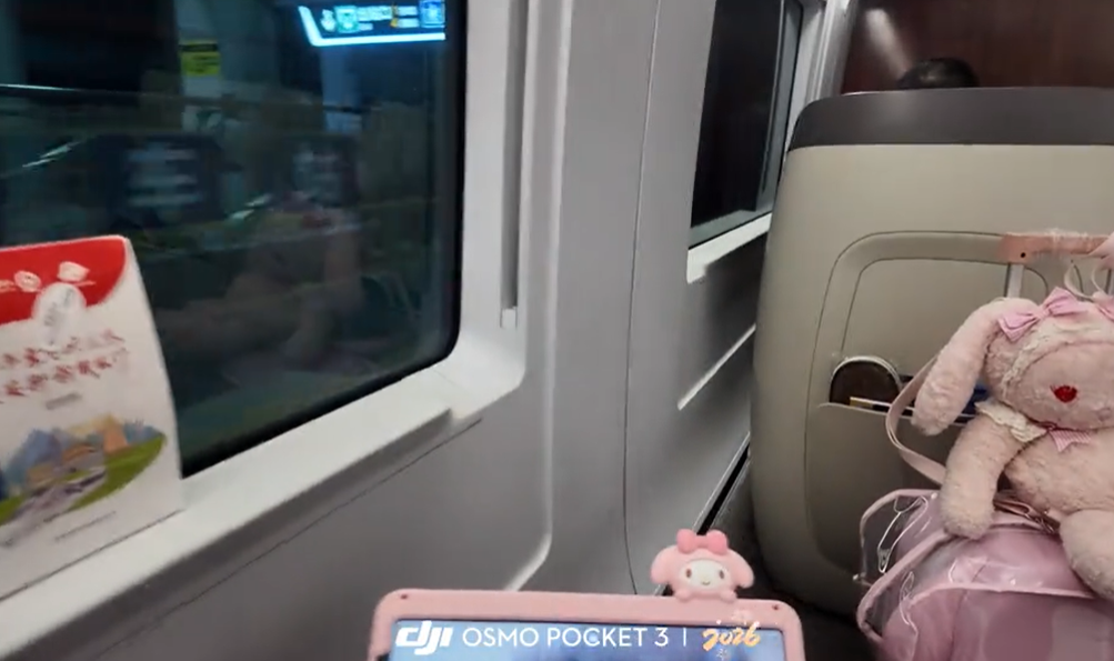 世界杯官方app下载中心-“穷养女真可怜”,买10分钟商务坐拍了9分钟,鞋子让人无语